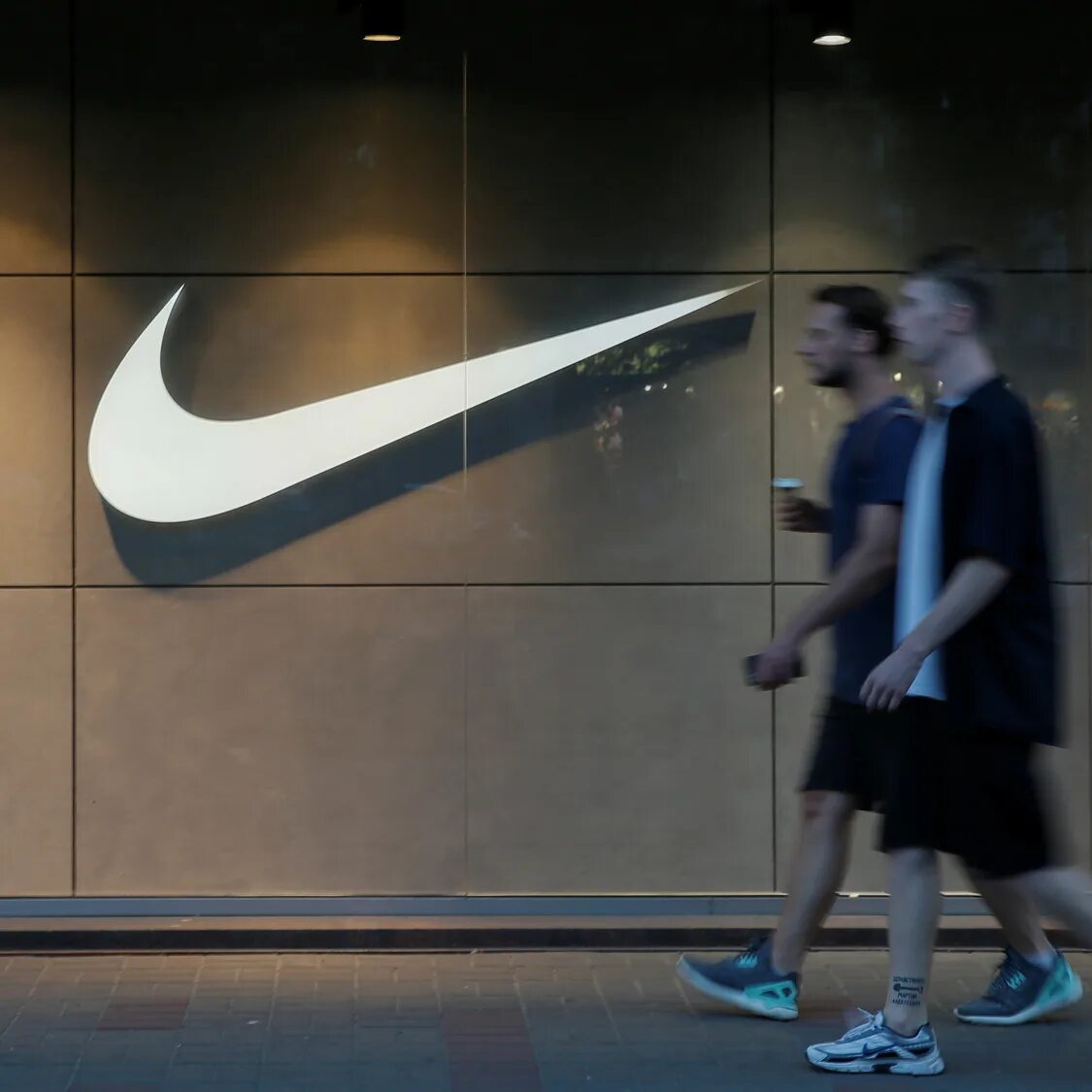 Лицо фирмы найк. Nike Behavior модель. Сотрудники найк. Лицо найк