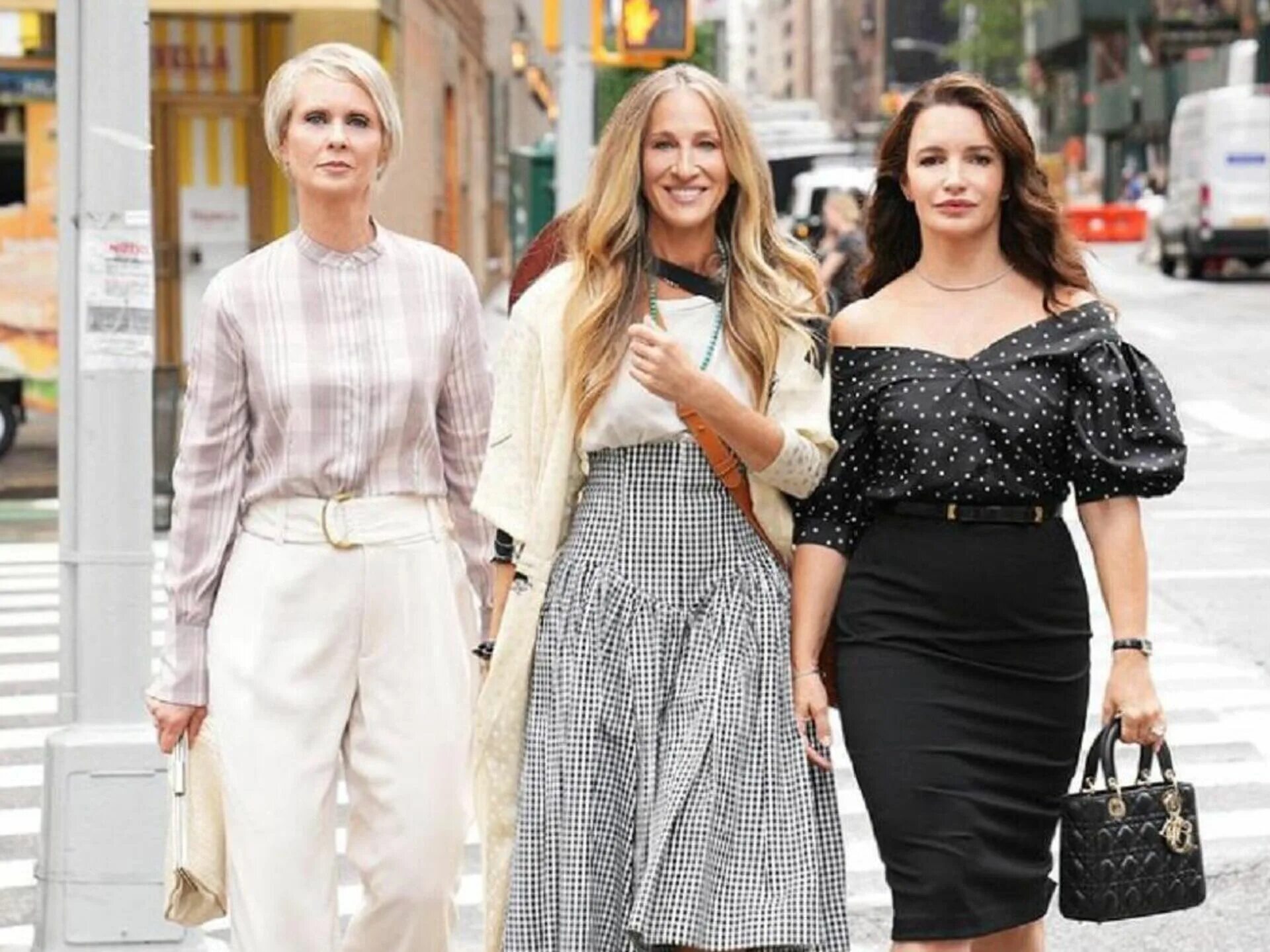 Ким кэтролл сара джессика паркер кристин дэвис синтия никсон. Сара джессика паркер продолжение сериала. Сара джессика паркер в сериале и просто так. Девочки в большом городе. Сара джессика паркер кадры.