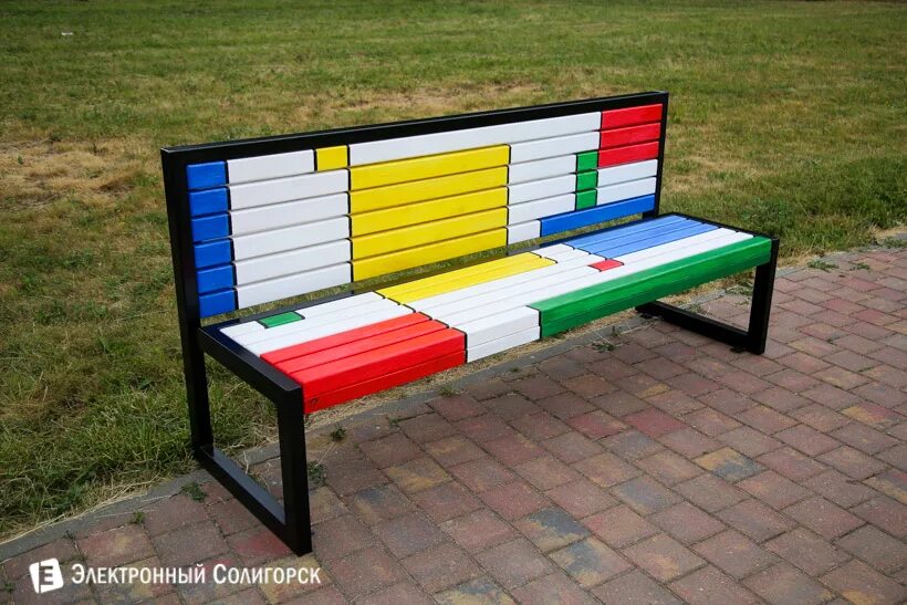 Скамейка цветная. Уличные дизайнерские скамейки. Скамейка покрашена. Разноцветная лавочка.