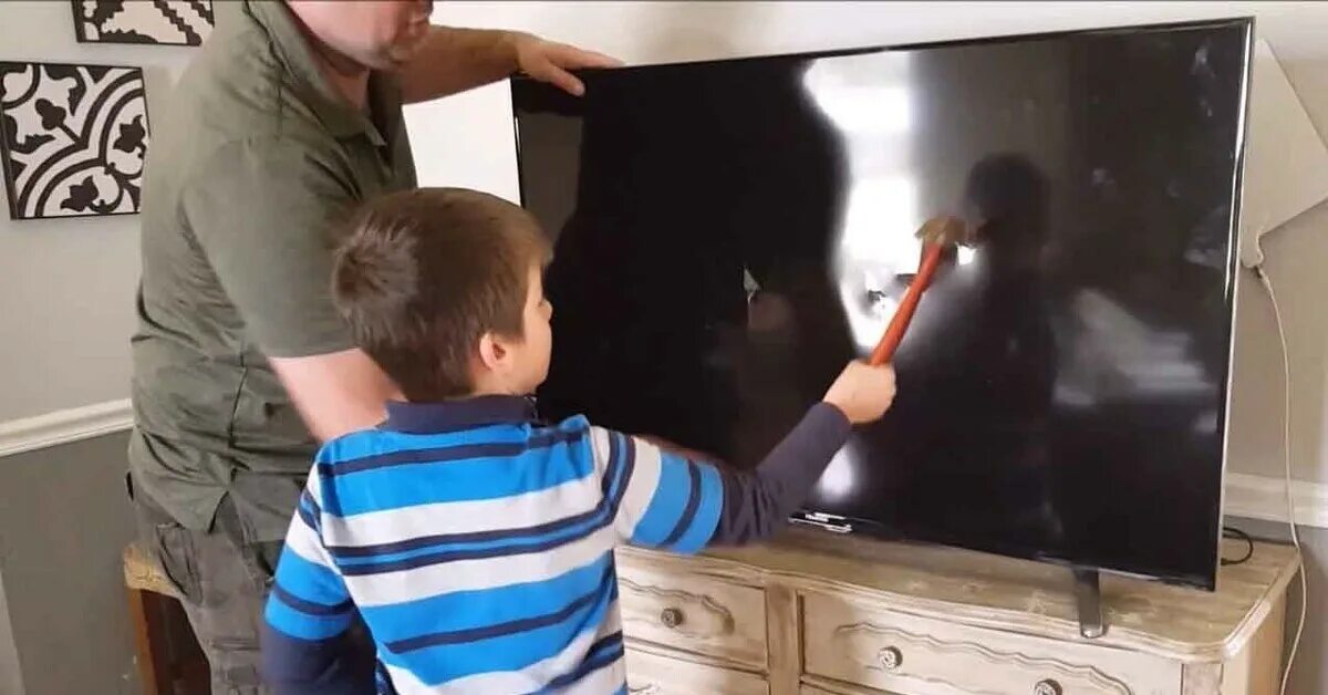 Ребенок разбил телевизор. Разбил телевизор. Мальчик разбил телевизор. Пацан разбивает телевизор. Мальчик разбил телевизор молотком.