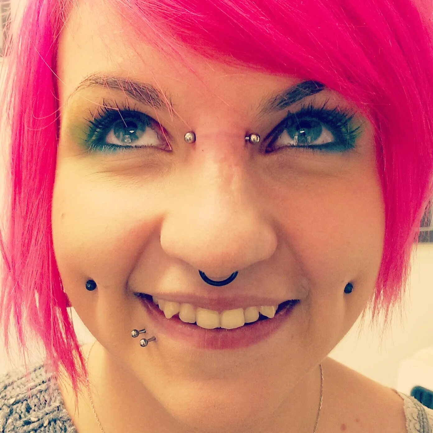 Пирсинг салоны поблизости. Дженнифер энистон пирсинг уха. Красивые проколы ушей. Пирсинг иваново. Красивый пирсинг уха.