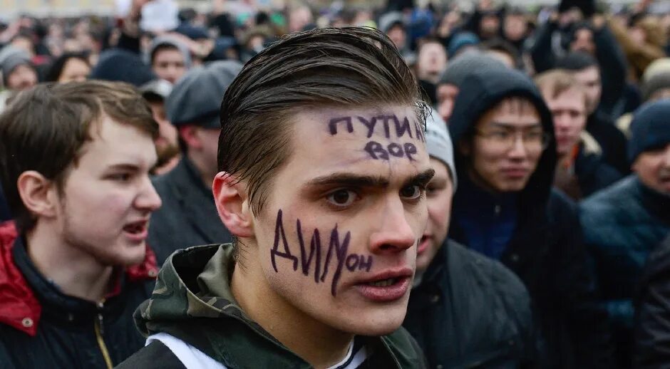 Панки на митинге. Русские на митинге. Ультраправая молодежь. Придурок россии