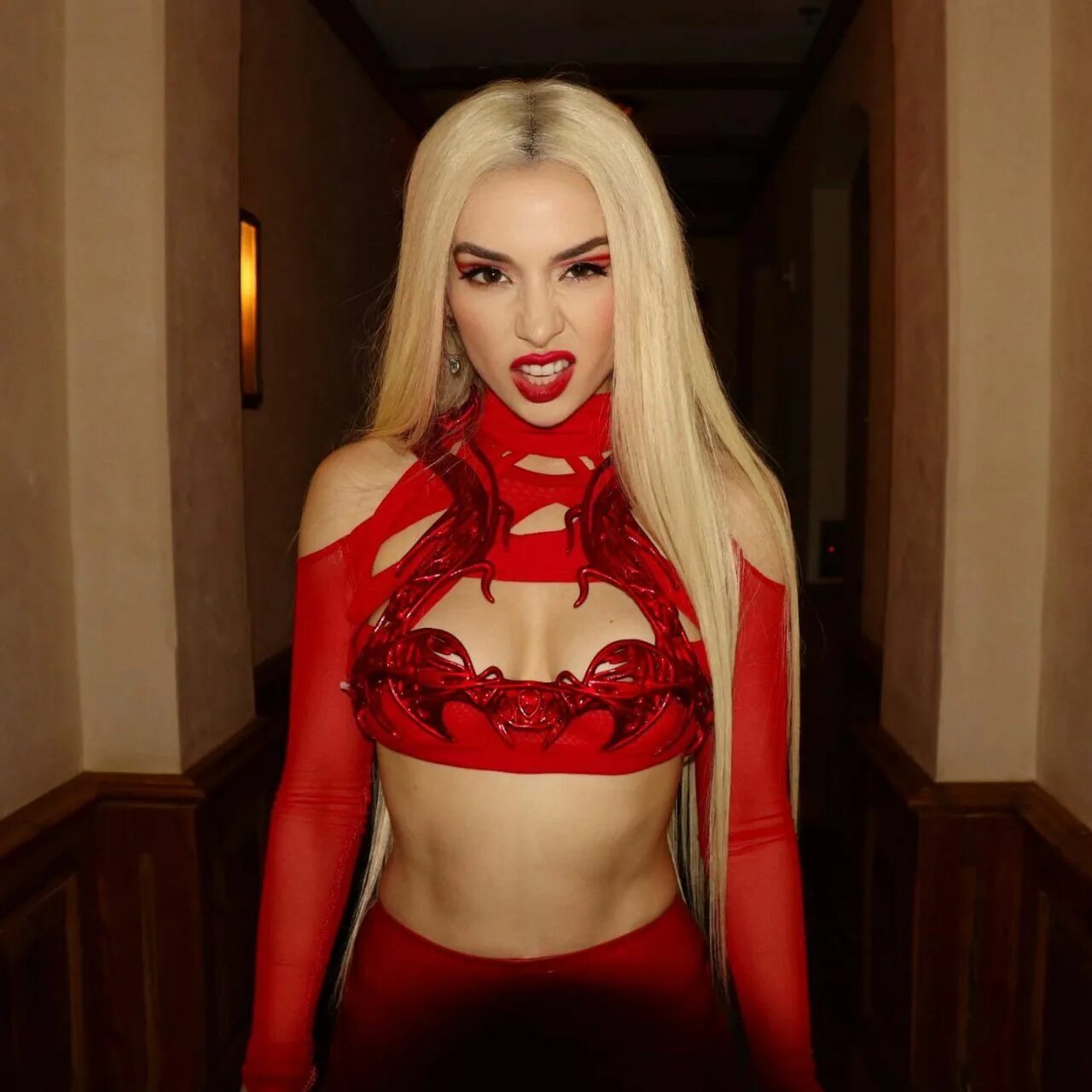 Ava max лучшее. Ava max. ava max red. эйва макс горячие 18. ava max red hair.