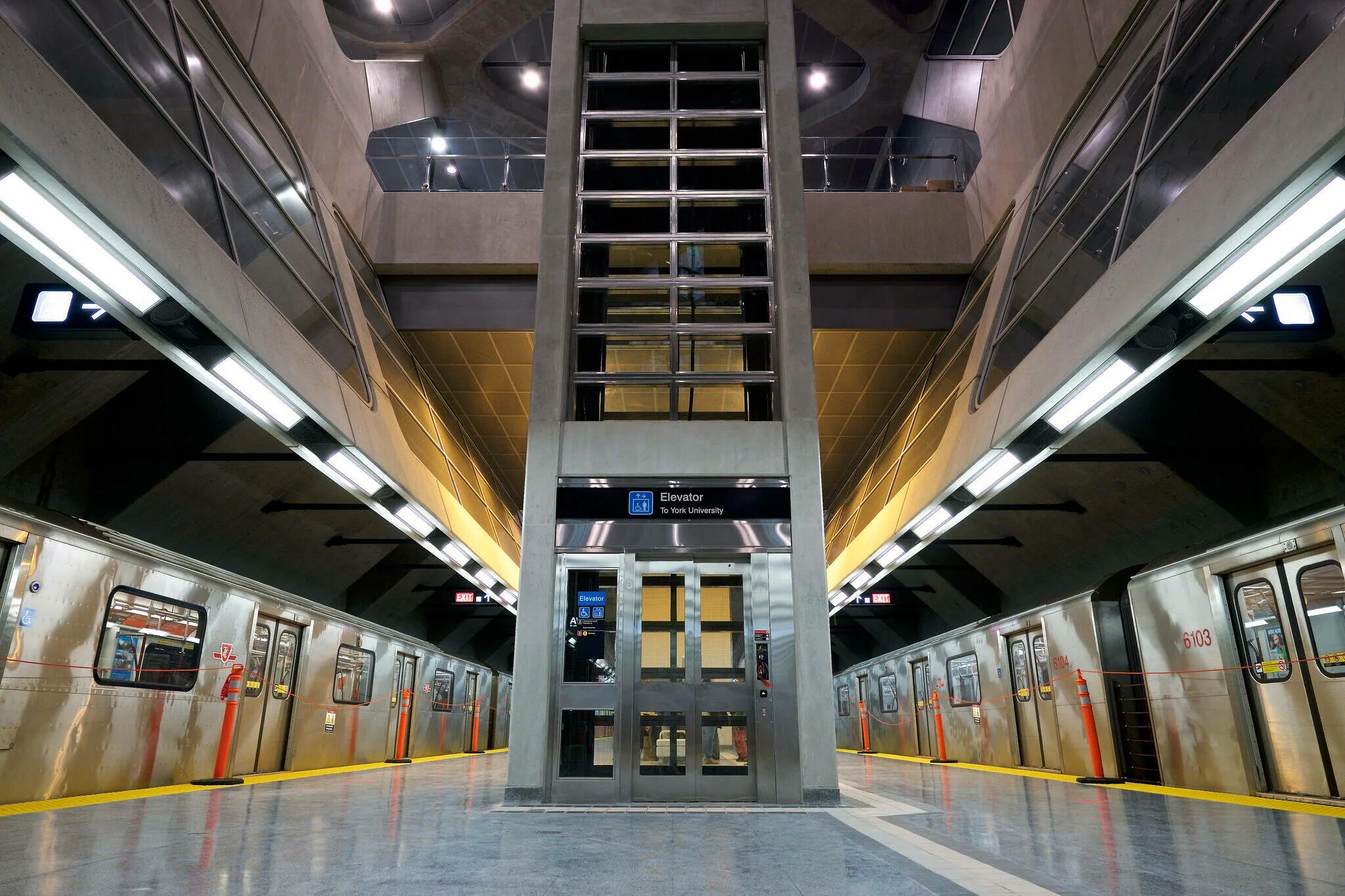 Лифт в метрополитене. Станции метро в Торонто. Станция метро Spadina Toronto. Метрополитен Торонто метрополитен Торонто. Станция метро Museum Торонто.