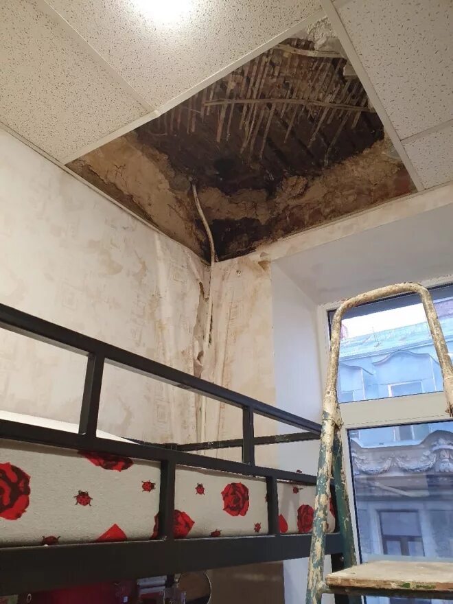 Рухнул потолок. Обвалился потолок. Обрушение потолка. Обвалился потолок в квартире.