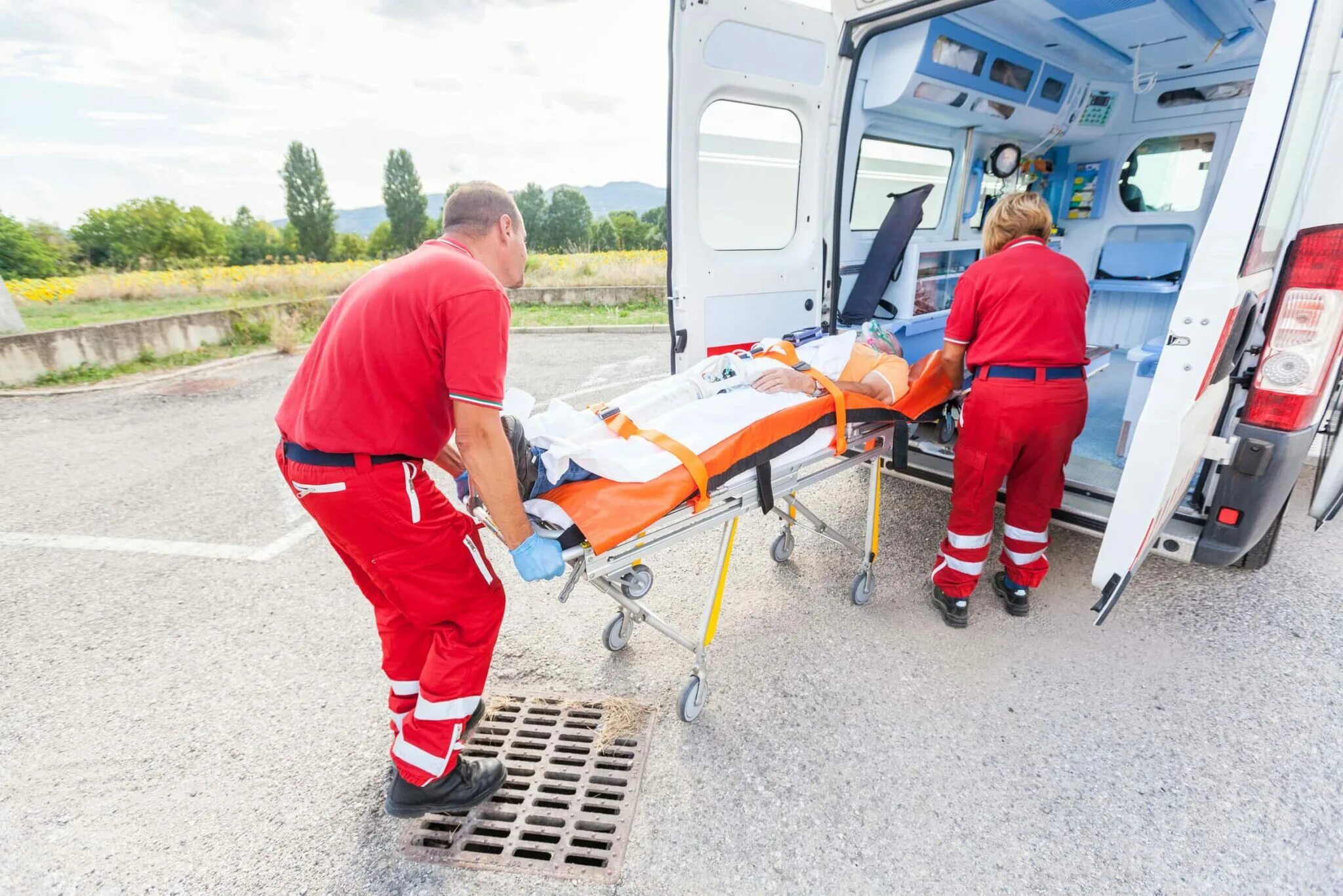 Перевозка лежачих больных в москве из больницы. Носилки скорой помощи.