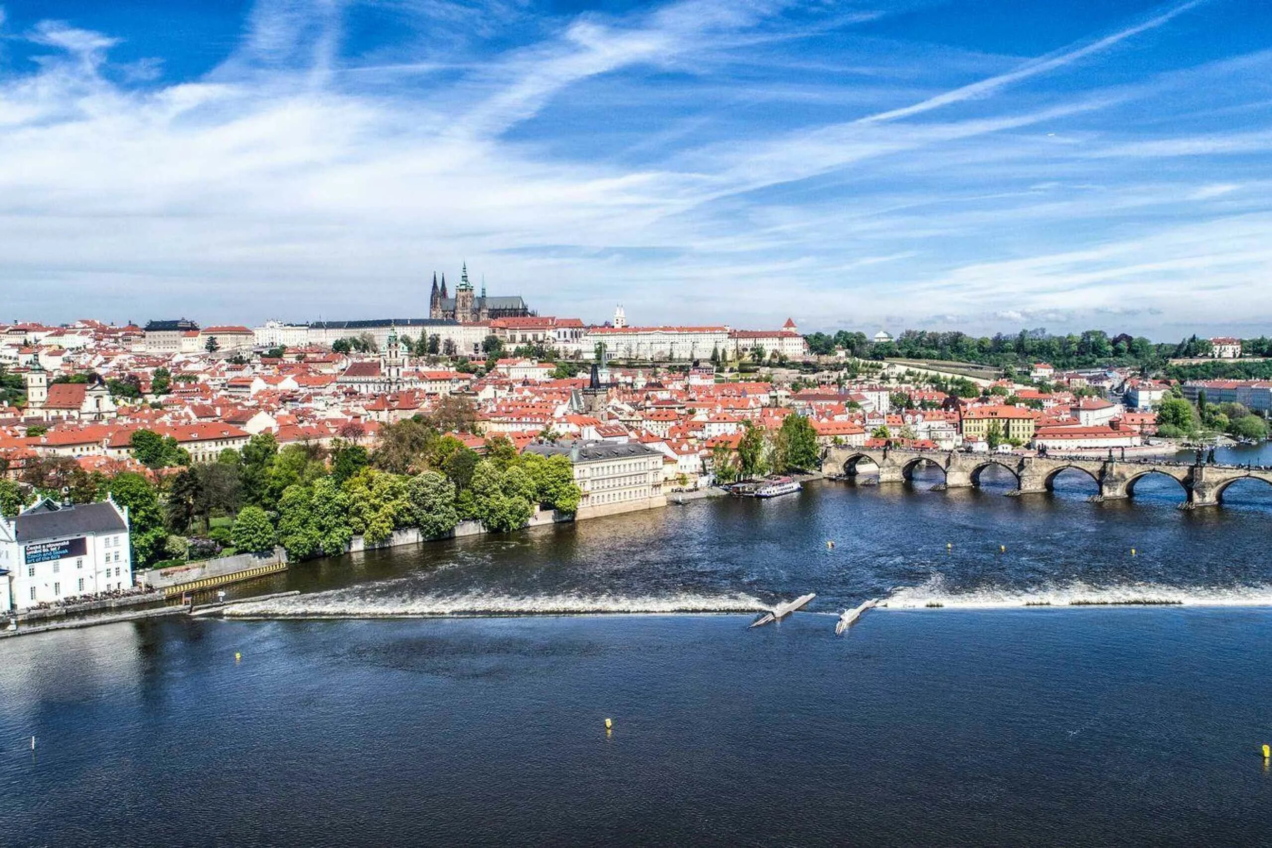 Влтава чехия. Карлов мост река влтава. На какой реке стоит прага. Река влтава в праге. Прага река влтава ночью.