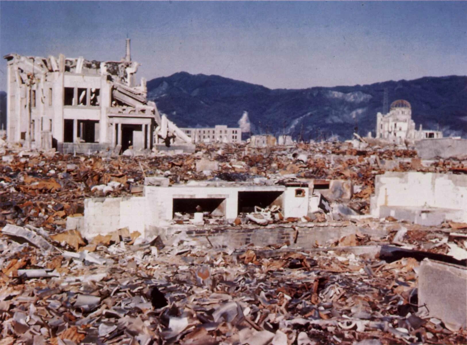Япония 1945 Хиросима и Нагасаки жертвы. Нагасаки ядерный взрыв жертвы. Руины Хиросимы и Нагасаки. Взрыв Хиросима и Нагасаки. Когда скинули на нагасаки