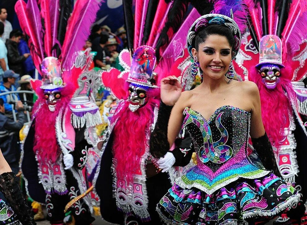 Карнавал в санта крус боливия. Карнавальный город боливии 5. Фестиваль аласитас. Перуанки карнавал. Карнавальный город боливии 5.