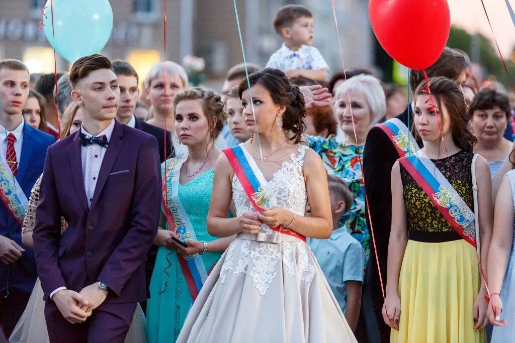 Выпуск в школу видео. Выпускной. Школьный выпускной. Школьники выпускной. Выпускной бал.