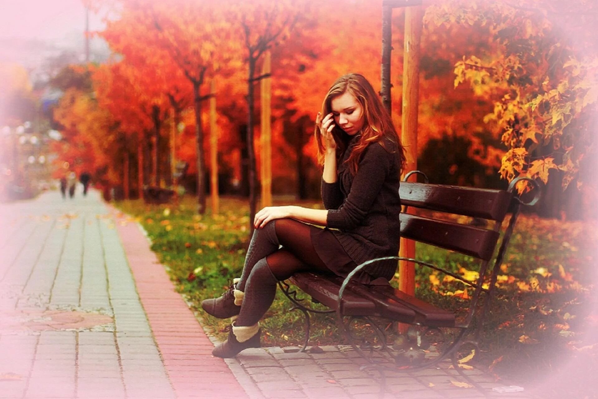 Осень грустит. Девушка осень. Осень одиночество. Одиночество осенью. Осенняя фотосессия на лавочке.
