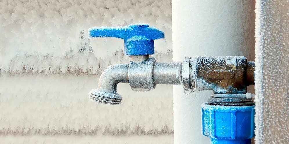 Замерзли трубы в доме. Замерз водопровод. Замерз водопровод. Замерзли трубы в доме. Лопнула труба водопровода.