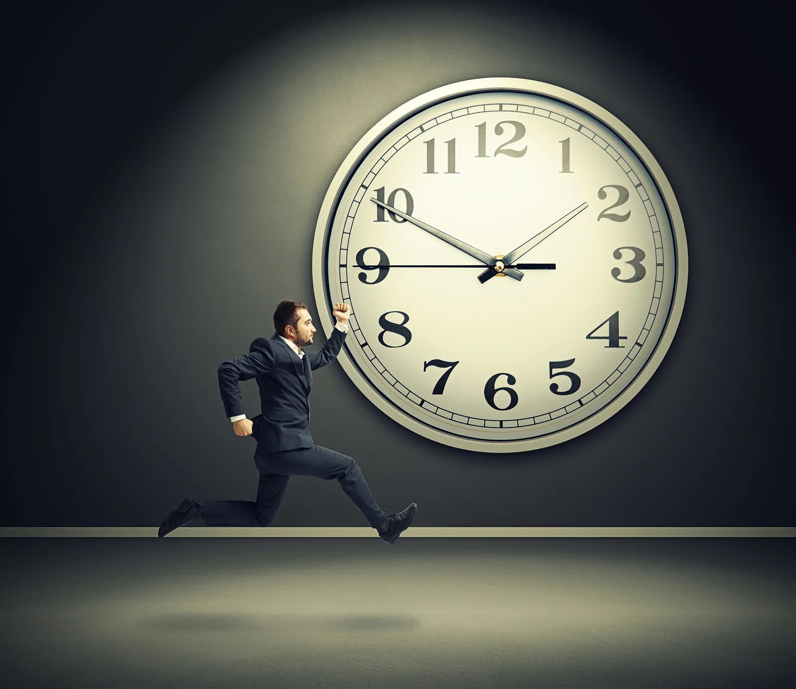 Time can be changed. Человек с часами. Часы бегут. Пунктуальность. Часы опоздание.