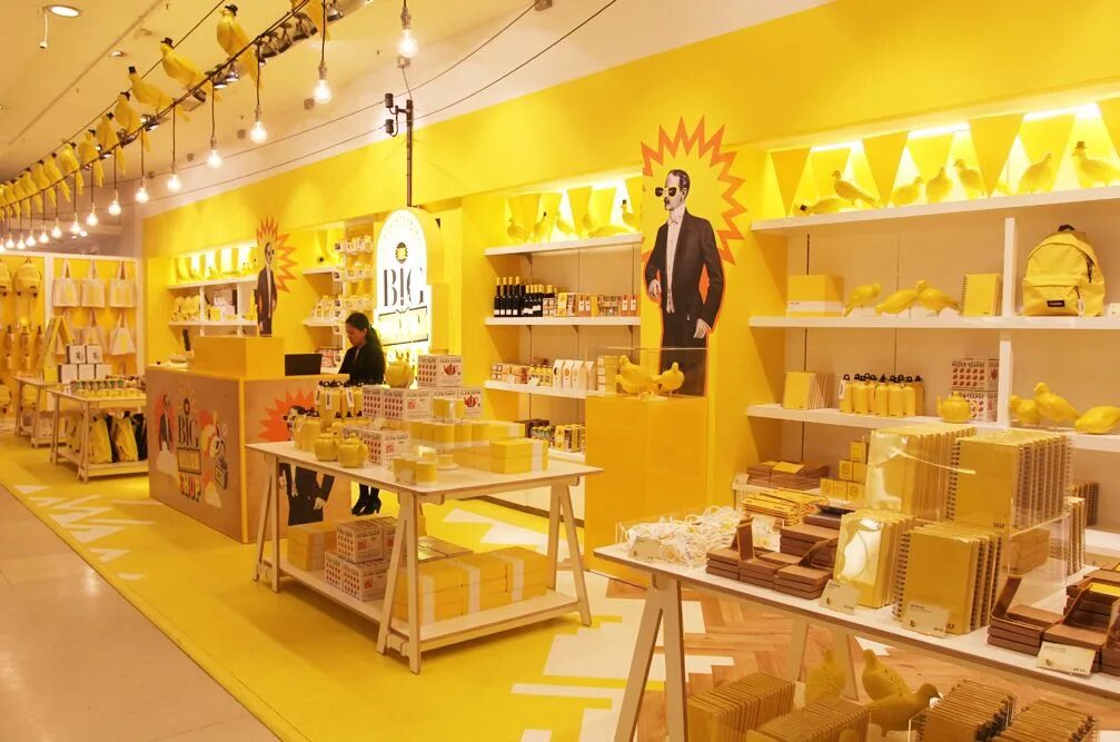 Витрина с желтым светом. Yellow магазин. Магазин calvin klein на мэдисон-авеню. Яркий интерьер магазина. Желтый цвет в интерьере магазина.