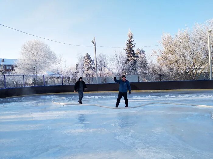 стадион а городе еманжелинска. каток. каток еманжелинск. хоккей на улице днем. каток а городе еманжелинске.
