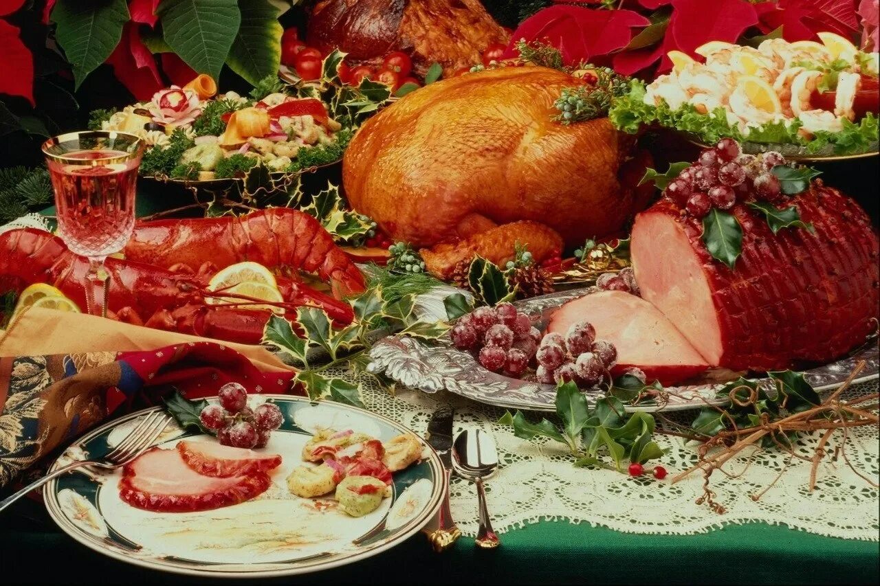 Русские национальные блюда. Праздничное застолье. Шашлык. День вкусной еды праздник. Вкусная еда.