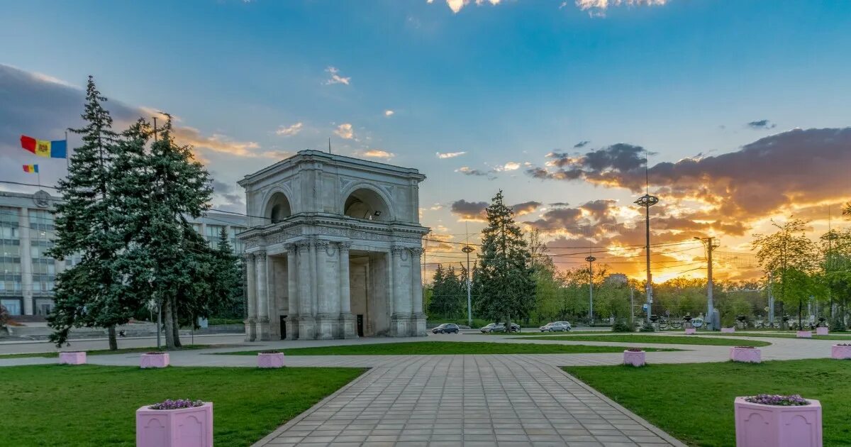 Кишинев в октябре. Молдавия столица кишинев. кишинев центр города. чисинау молдова. арка победы кишинёв.