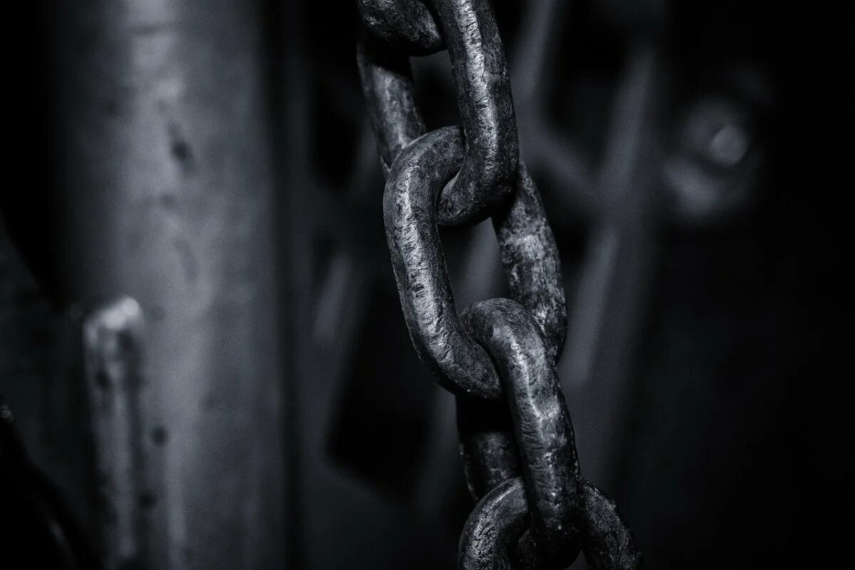 Доступные фрагменты цепи. Цепи эстетика. цепи на темном фоне. цепь старинная. цепь на черном фоне.