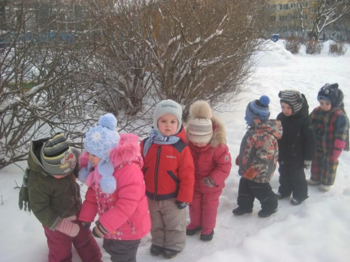 Дети на прогулке в детском саду зимой. Дети на прогулке в детском саду. Зимняя прогулка в ДОУ. Ребенок на зимней прогулке в ДОУ. Прогулка в доу старшая группа