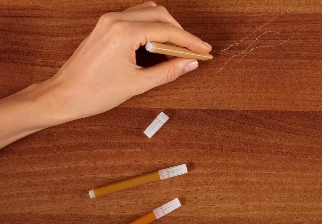 Царапины на деревянной мебели. Царапины на ламинате. Царапины на деревянной мебели. Вмятины на паркете. Царапины на ламинате.