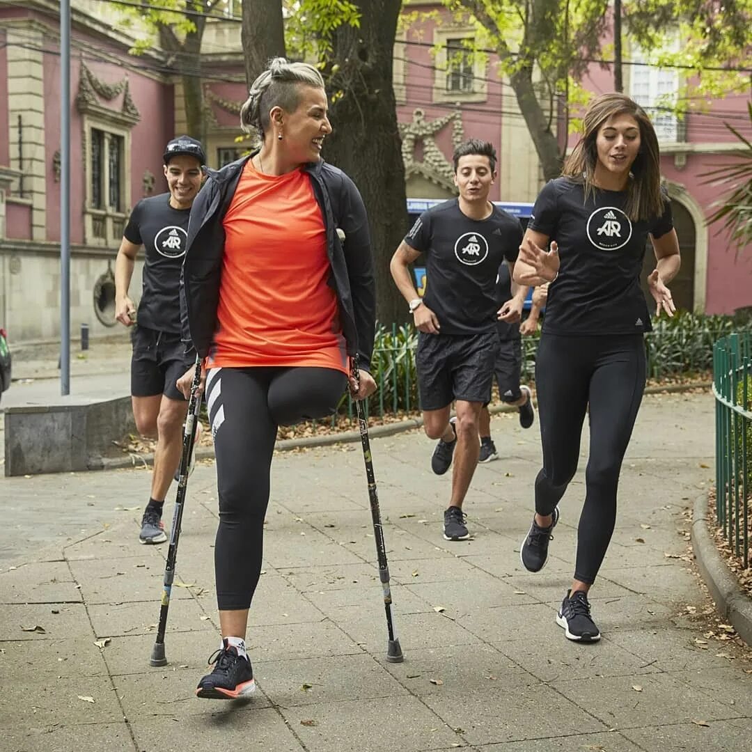 Элли чаллис. Мемы про инвалидов. Люблю без ноги. Amputee одноногая и без руки. Эми пурди.