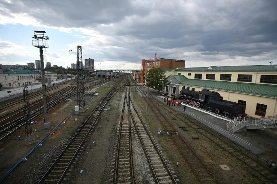 Станция Коуровка вокзал. Станция Уральская ЕКБ. Поезд на вокзале. Железная дорога Украины.