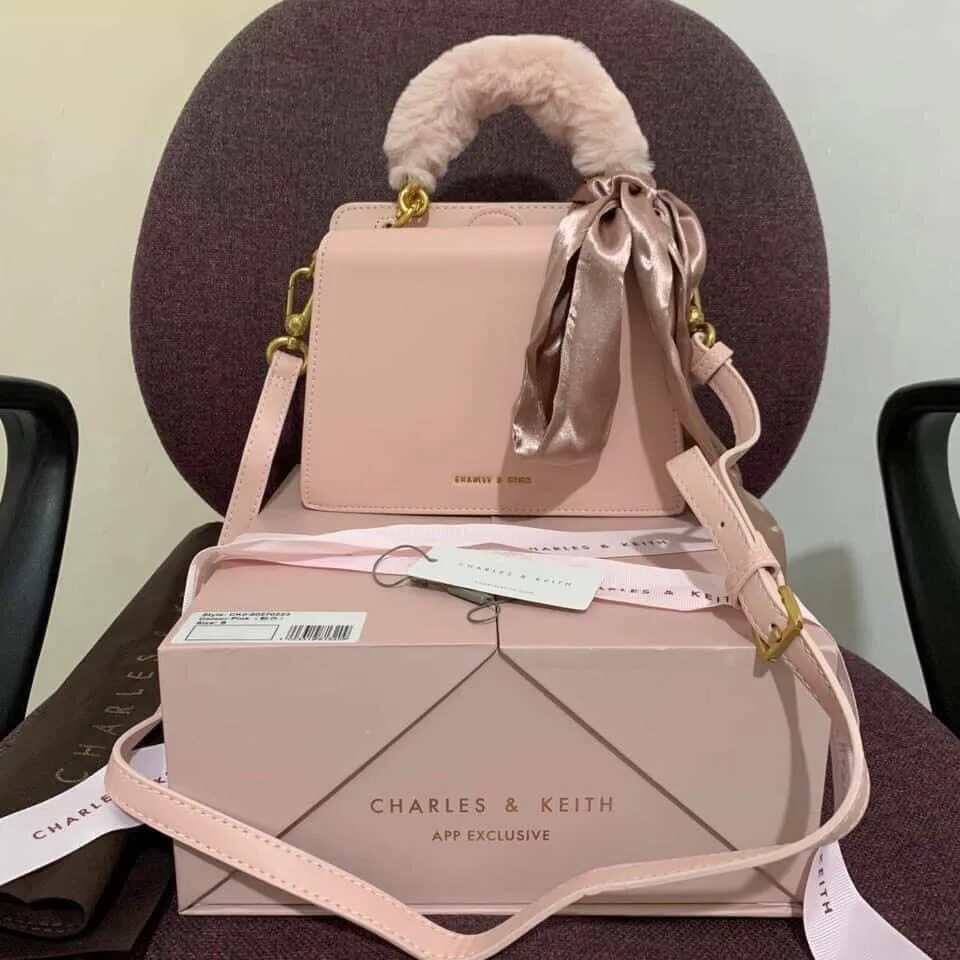 Charles Keith сумки. Charles and Keith сумки Pink. Сумка Charles Keith бежевая 2020. Сумка Charles& Keith кросбоди. Сумка charles keith