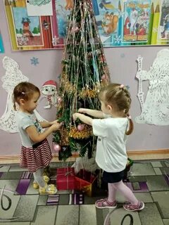 В гости к малышам елочка пришла