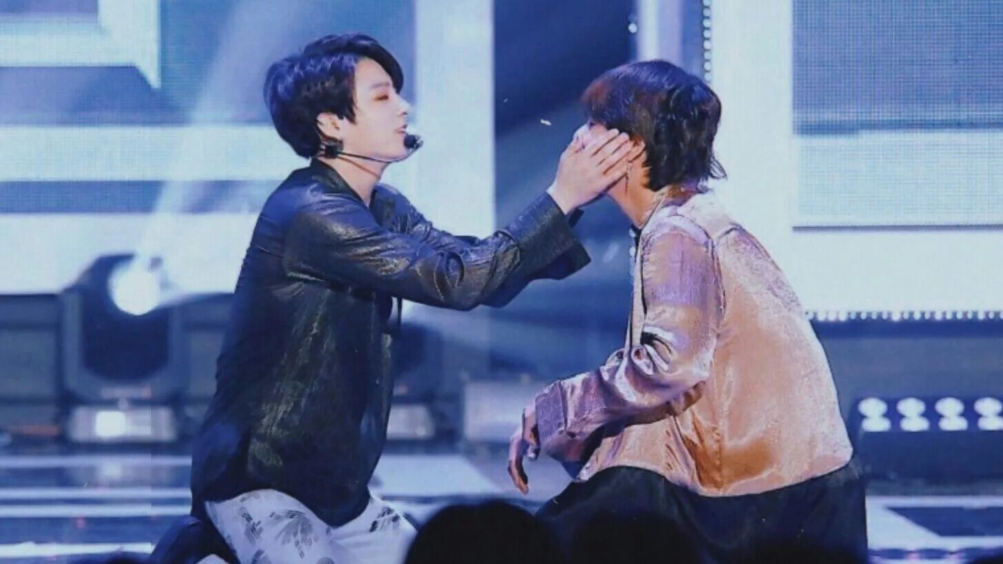 Wiz khalifa and jungkook. Чигуки jikook. Jungkook air kiss. Jungkook and jimin kiss. Bts kiss moments.