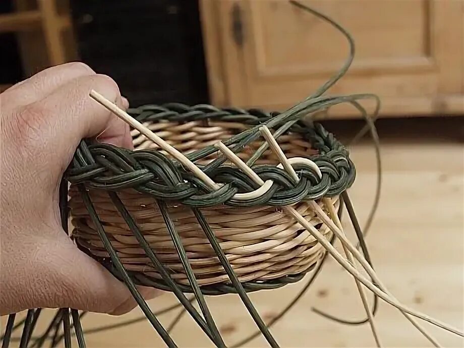 Косички из ротанга на кашпо плетение коса. Кашпо бочонок из ротанга. Кашпо из ротанга 16 л. Плетение кашпо из искусственного ротанга. Ротанг для плетения.