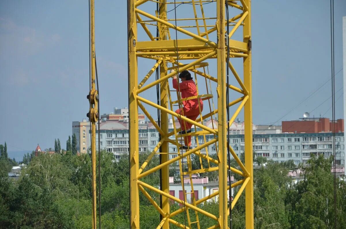 Как поднимаются на башенный кран. Башенный кран стт 161. будка крановщика крана тдк 8 155. лестница башенного крана. башенный кран с лифтом.