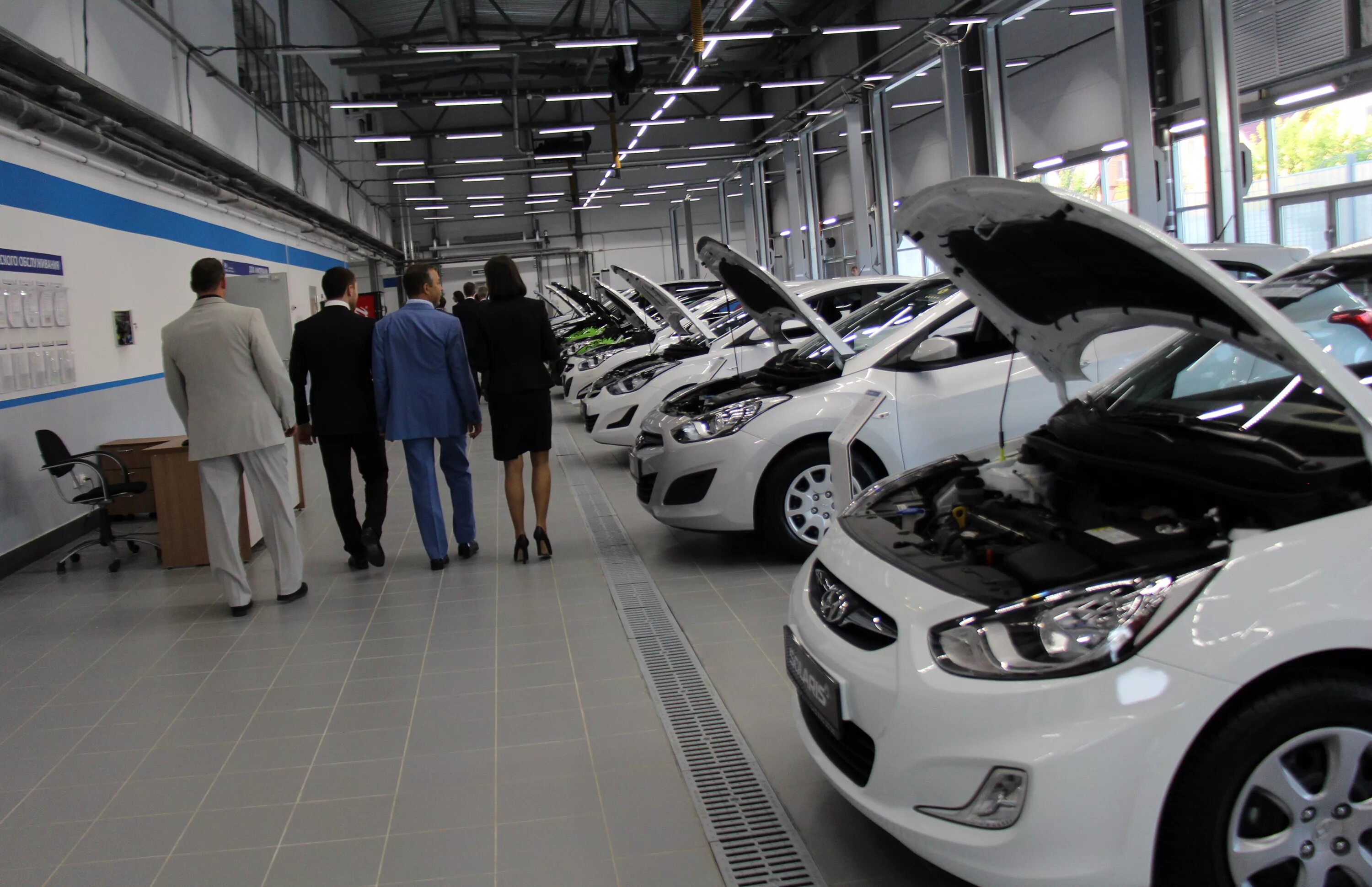 салоны авто в казани. Kia kazan. дилерский центр сузуки. транстехсервис казань фольксваген на декабристов. шевроле магазин.