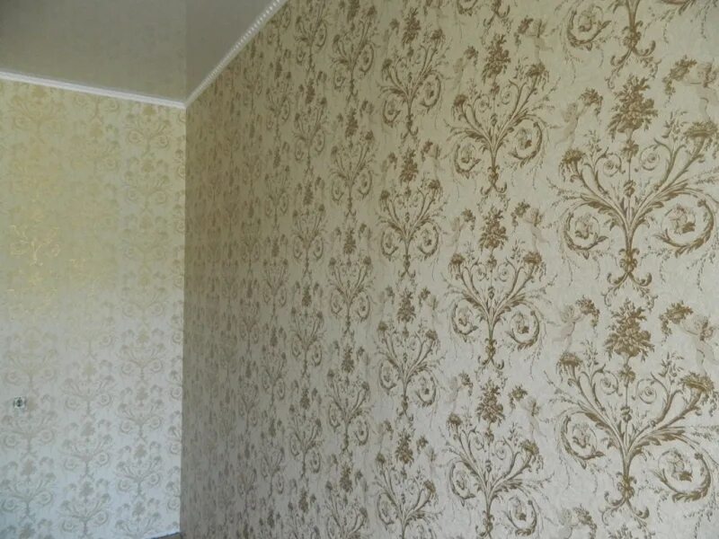 оклеивание стен фотообоями. наклеить фотообои. варианты поклейки обоев. наклейки на обои. реклама обоев для стен.