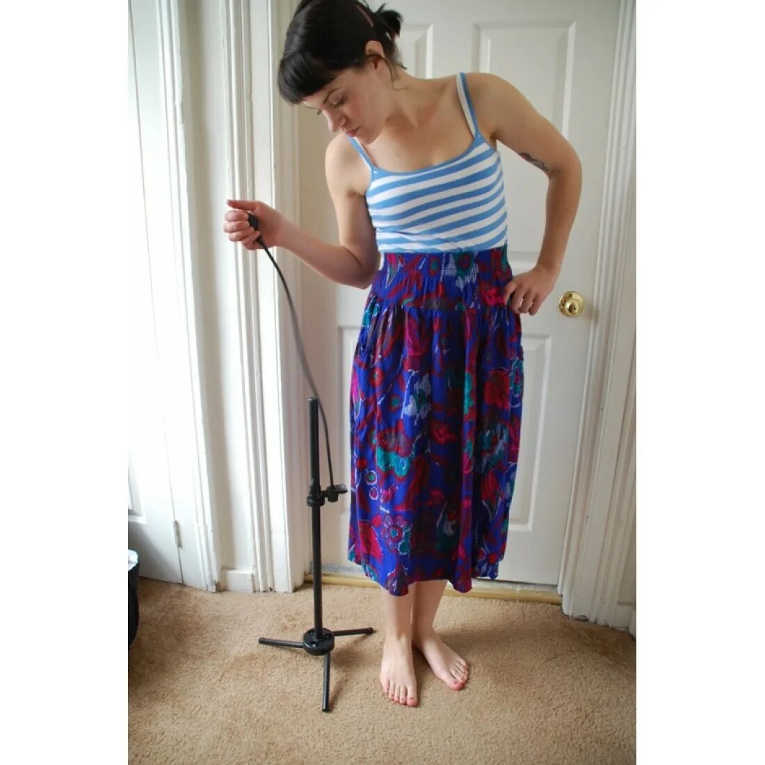 Выравнивание низа юбки. Снизу юбки. Книга шейте без примерок. Как выровнять юбку. Устройство для выравнивания низа юбки.