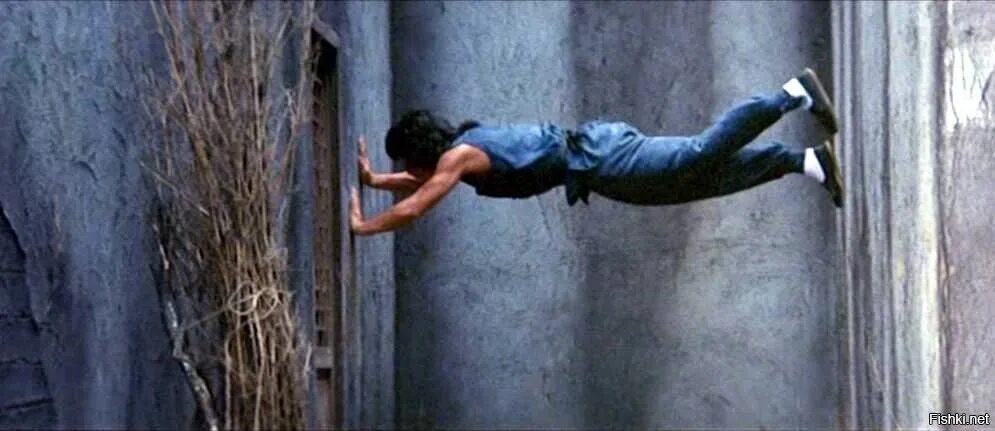 Но я буду стоять стеной. Джеки Чан между стенами. Джеки Чан паркур. Человек лезет по стене. Человек карабкается по стене.