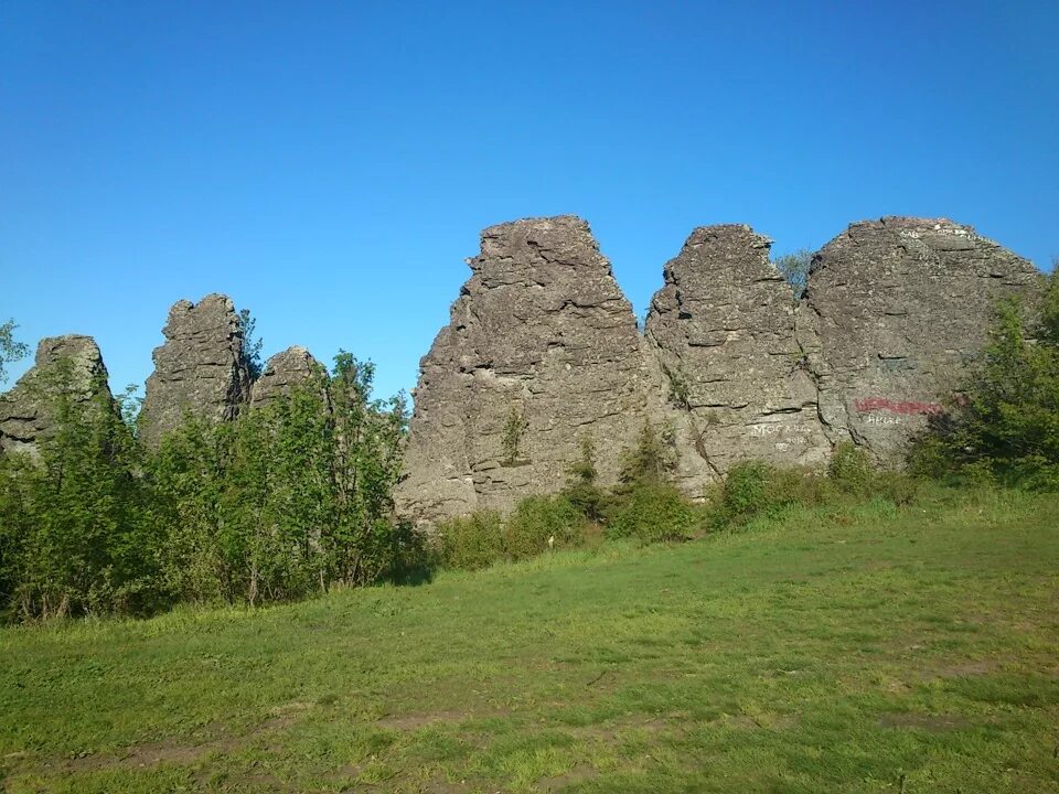 Колпаки пермь. Горнозаводск гора колпаки. Гора колпаки Пермский край май. Каменные скалы Кушнаренково. Памятник природы гора колпаки Горнозаводск.