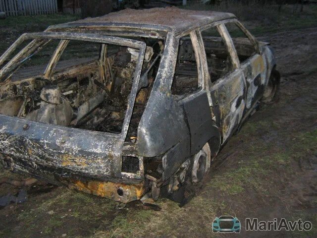сгоревшая ваз 2114. горящий ваз 2114. в челнах сгорела машина. сгоревшая 2114. сгоревшая ваз 2114.