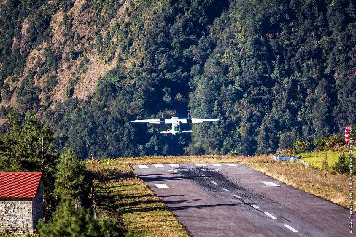 Аэропорт Лукла Непал. Аэропорт имени Тэнцинга и Хиллари. Аэропорт Лукла взлетно посадочная полоса. Посадочная полоса Лукла Непал. Аэродром в скале