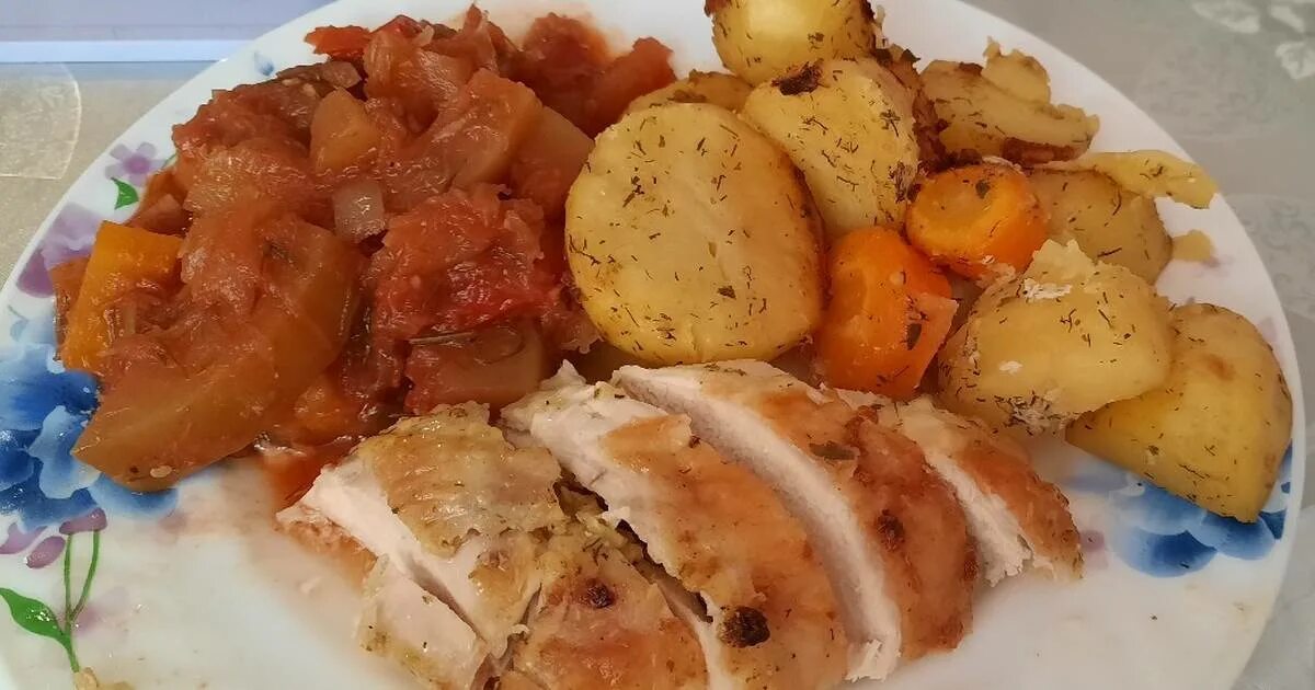 Грудки с картошкой в рукаве. Грудка с картошкой в духовке. куриная грудка с картофелем. куриная грудка с картошкой в духовке. куриная грудка с запеченным картофелем.