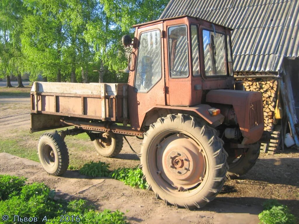 Купить бу трактор в тверской. Трактор ХТЗ Т 16. Трактор шассик т-16. Самоходное шасси т-16м. Трактор т 16 самоходное шасси.