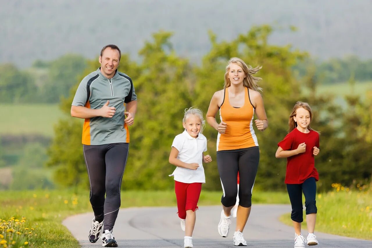 Больше двигайся картинки. Спортивная семья. Семья занимается спортом. Здоровый образ жизни. Занятие физкультурой и спортом.