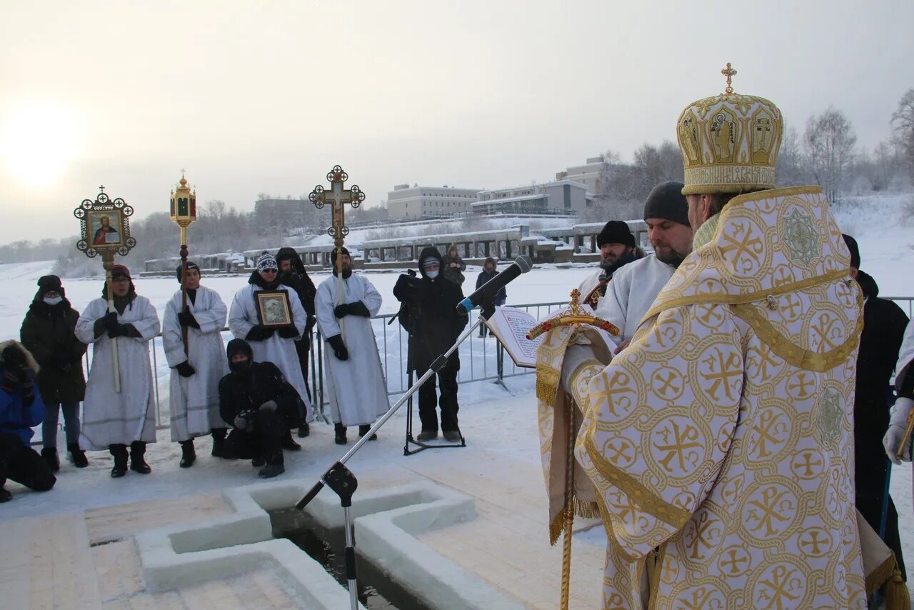 Как работают церкви на крещение 19 января. Купель в феодосии на крещение. Как работают церкви на крещение 19 января. Крещенская служба. 19 января праздник.