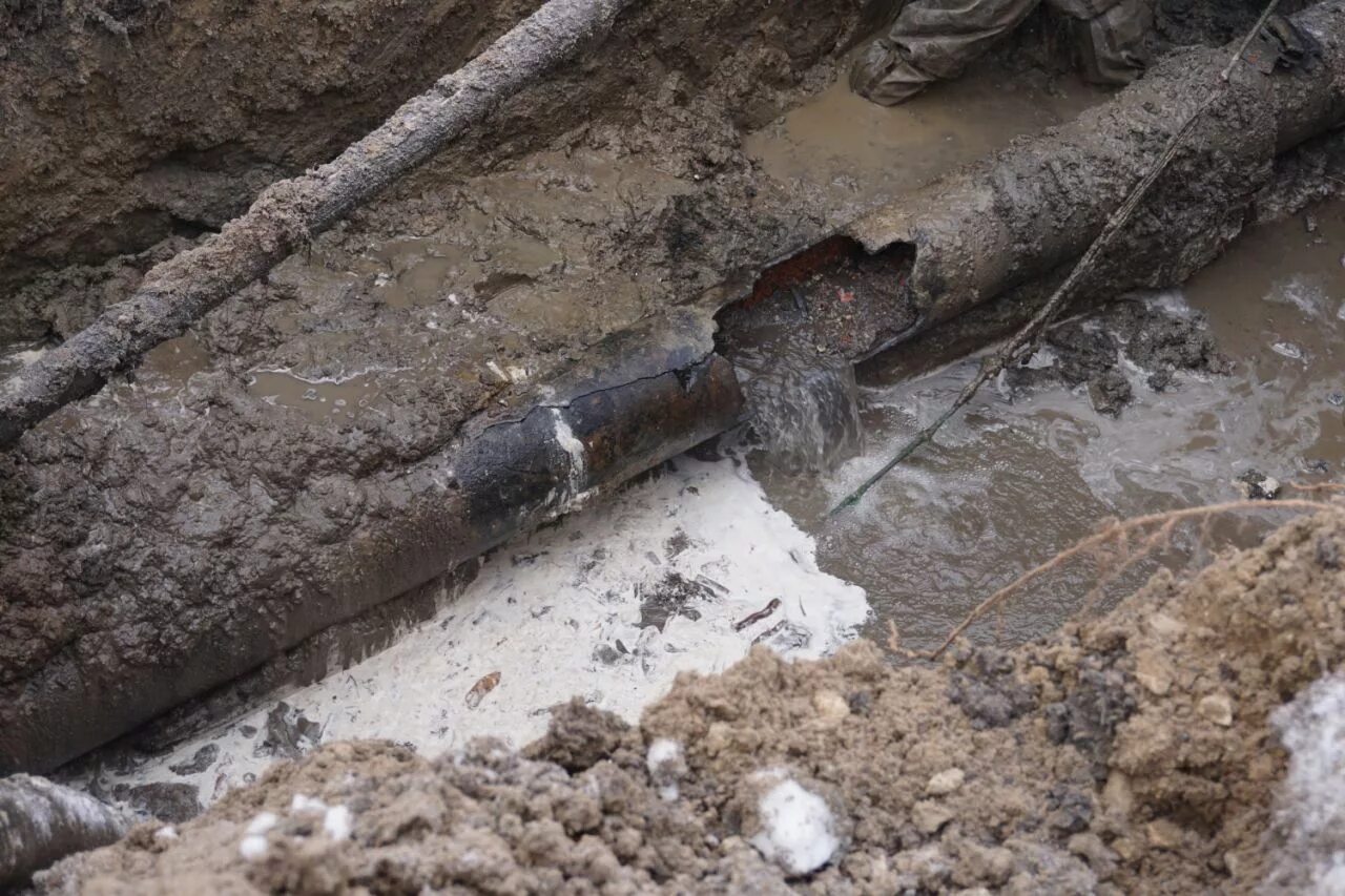 Аварийная труба. Трубопроводы водоснабжения. Порыв водоснабжения. Канализационная труба в земле. Разрушенная труба