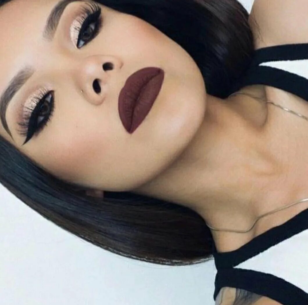 Черные матовые губы. Черные губы. Девушки с черной помадой. Черная глянцевая помада. Готический макияж.