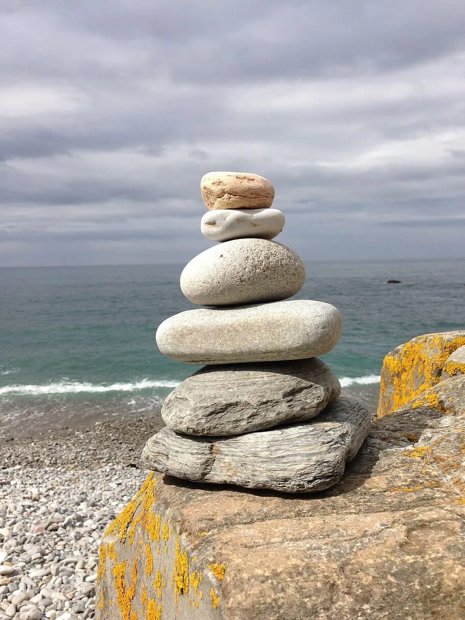 Friend stone. Пирамида из камней. Пирамидка из гальки. Пирамидка из камушков. Камни на берегу моря.