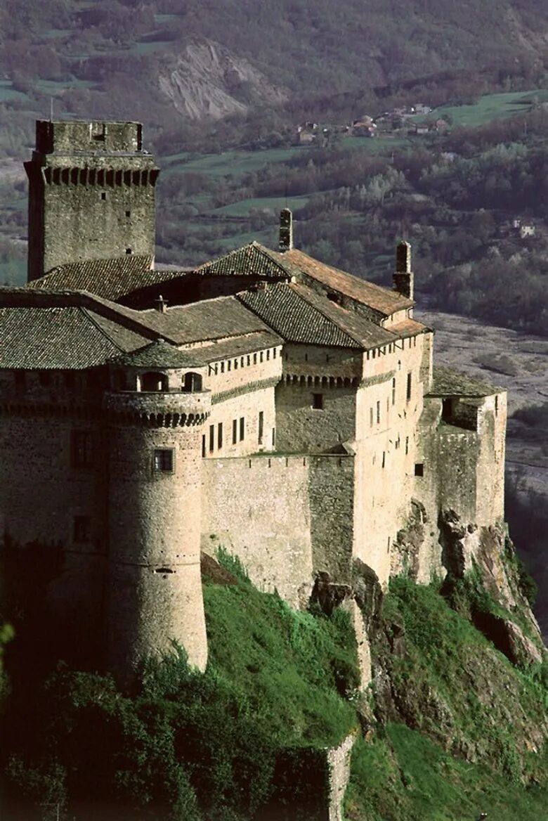 Замок 9 века. Италия Castello di Bardi. Полуразрушенные замки Италии. Итальянский замок 15 века. Замок в Италии Province.