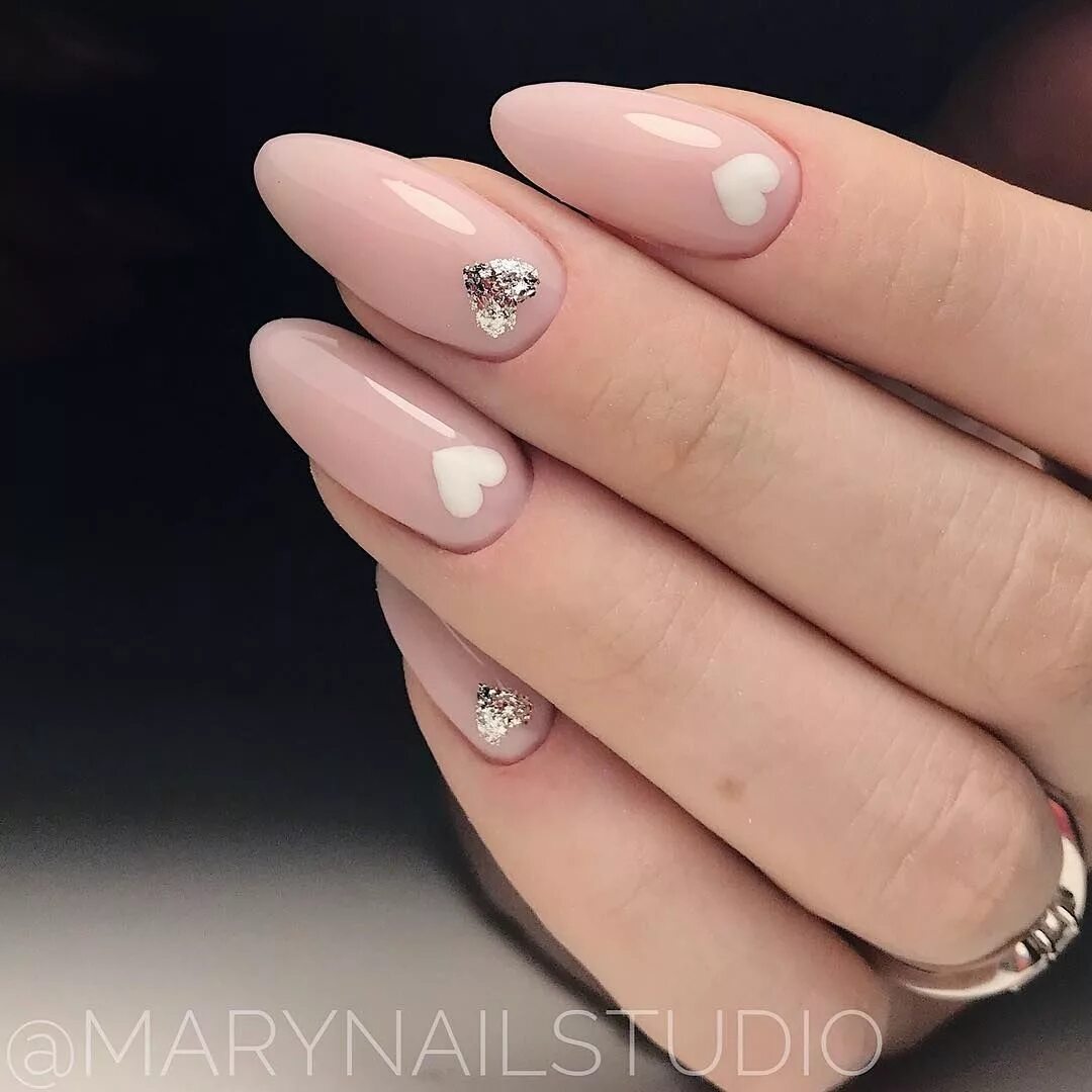 Нюдовые ногти с сердечком. Нюдовый маникюр на короткие ногти. Маникюр нюд со слайдерами. Маникюр нюд с красным. Бежевый маникюр с сердечками.