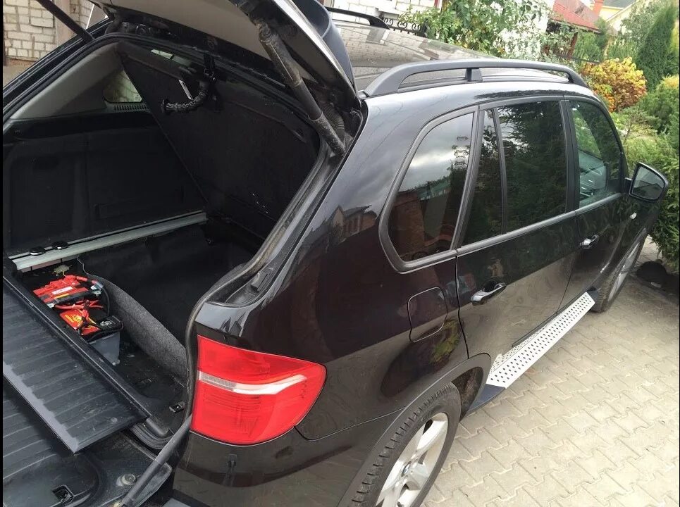 Где аккумулятор бмв е70. Bmw x5 e53 багажник. багажник бмв х5 е70. аккумулятор бмв х5 е70. х5 е70 3.5 дизель багажник.