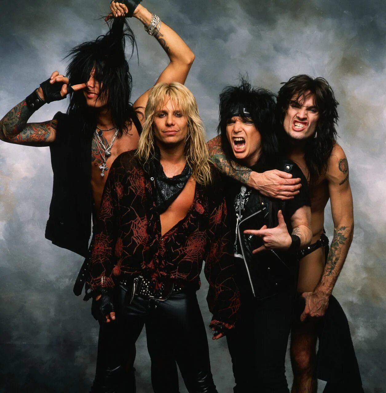 Motley Crue. Группа Mötley Crüe. Рок группа мотли Крю. Мотли Крю в 80-х. Зарубежный рок 80 х 90 х