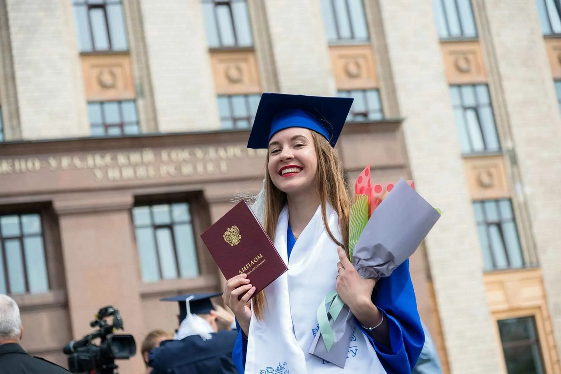 Свободное получение образования. Выпускник вуза. Выпускники российских вузов. Выпускница вуза. Русские выпускники института.